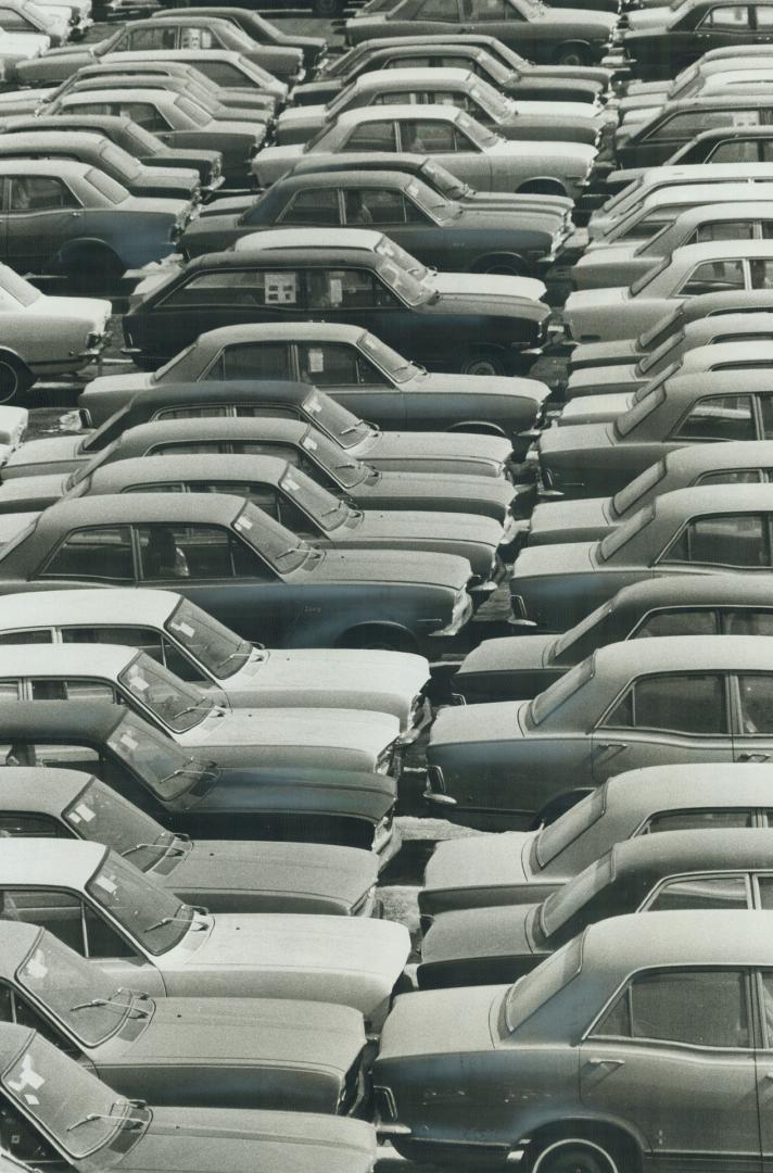 Row upon row of cars await a hoped-for sales pickup at General Motors' Oshawa plant, where assembly lines were silent last week to trim production. U.(...)