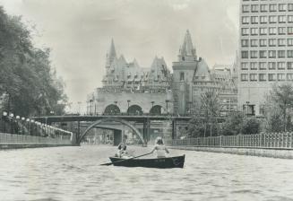 A good way to see Ottawa is to take a boat and row along the Rideau Canal under the shadow of the Parliament buildings