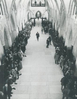 Hundreds of spectators lined the corridor yesterday outside the public galleries of the House of Commons in hope of witnessing the rare spectacle of a(...)