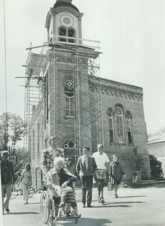 An old landmark rises again. The restoration of the Port Perry town hall, built in 1873, has been underway since last fall, yesterday the bell tower, (...)