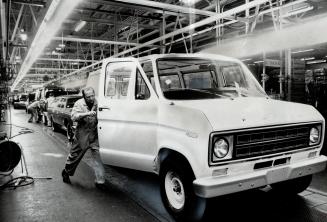 Fords for the U.S. market. For the first time since it began operations in the 1950s, Ford Motor Co. of Canada's Oakville car assembly plant is turnin(...)