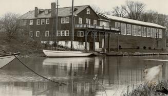 Recalls Oakville's great past. Days when Oakville's harbor and river mouth were crowded with boats and freighters and when oxen-drawn wagons loaded do(...)