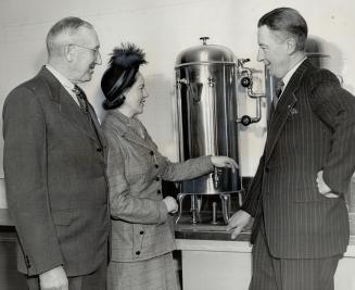 Kitchen is examined by Reeve Wilbur Biggar, Florence Roach and Mayor James R
