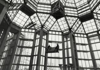 The airy, glass house design of the National Gallery owes its look to Moshe Safdie