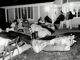Bundled up for a bargain'. Fighting chilly temperatures, more than 100 would-be buyers spent last night outside a sales office in a Pickering subdivis(...)