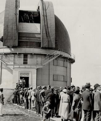 Observatory at Richmond Hil . (3) Guests line up to take a look at the mechanism of the 74-inch telescope. [Incomplete]