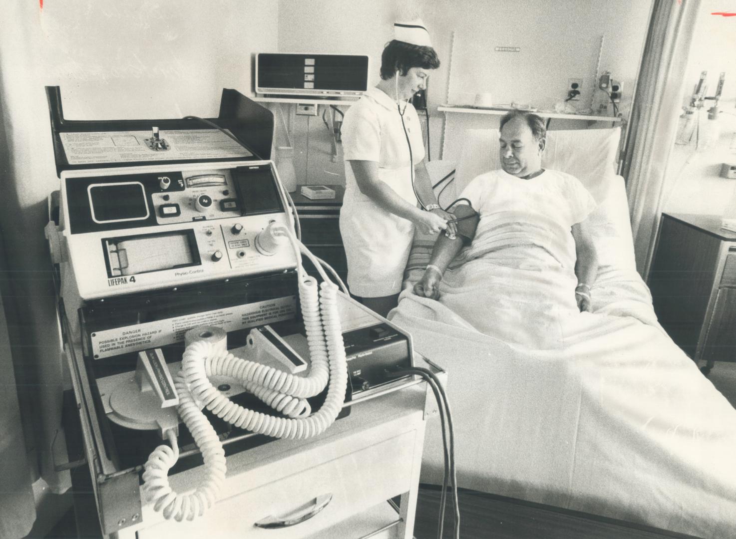 Electronic equipment in Scarborough Centenary Hospital helps Diane Ellis, seniro leader of the coronary nursing team, check on patient Stephen Jessome(...)