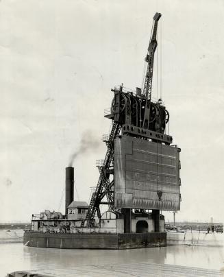This gate lifter is the largest floating or fixed crane in existence