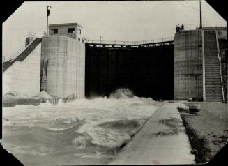 Emptying a lock on the new Welland canal