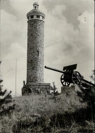 The war memorial at Woodbridge, Ontario, and one of the big German guns that surround it