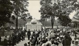 Unveiling of War Memorial Victoria Park Woodstock, Ont