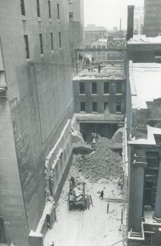 Hammering away at history, Toronto's winter has hampered the initial demolition of the Canadian Imperial Bank of Commerce property at King and Bay, al(...)