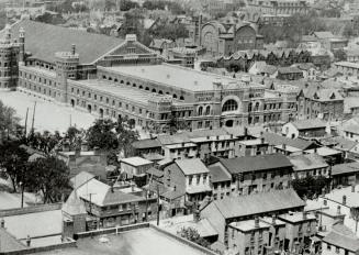 Remember the armouries? Built in 1891-93, the massive brick building in the centre of the photograph was the University Avenue Armouries, which stood (...)