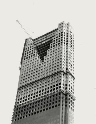 Scotia Plaza, 44 King St. W.: Though it is thoroughly modern in feel, Scotia Plaza represents a departure from the standard modernist box. At the top,(...)
