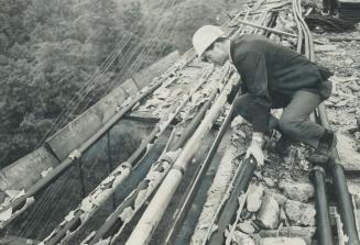 Edge of bridge on the west side has no guard rails, Norbert Pike union safety director, charged today after visiting Leaside bridge where workers have(...)