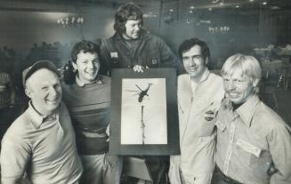 The men who put the antenna mast atop the CN Tower had a party last night at the Seaway Towers and some of them proudly surrounded a photo by Star pho(...)