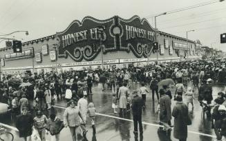 For the love of Mr. T: Rain-soaked Mr. T fans milled around Honest Ed's giant department store at Bloor and Bathurst Sts. for hours yesterday. When th(...)