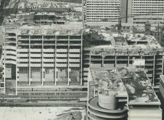 Up 'n' Atrium. Construction is well along on the Atrium on Bay, on the site of the old Ford HOtel and adjoining property. the office-tower and retail (...)