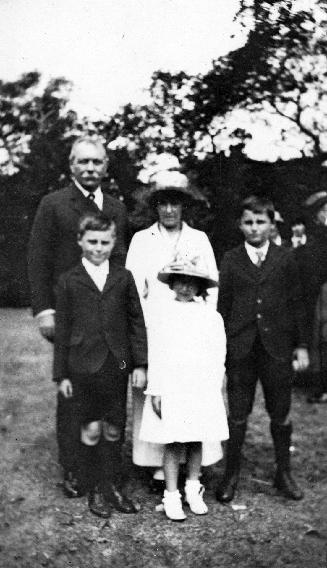 Arthur Conan Doyle and family at Spiritualists Picnic, Nielsen Park, Sydney, Australia, 1920