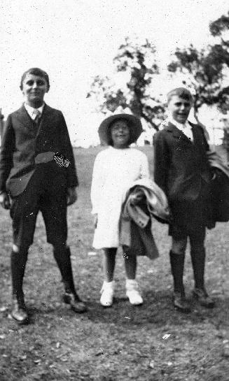 Denis, Adrian, and Jean ''Billie'' Conan Doyle at Spiritualists Picnic, Nielsen Park, Sydney, Australia, 1920