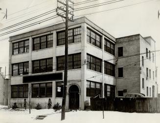 Stanley estate sells building. Located at 349 Carlaw Ave., the reinforced concrete former Stanley Piano factory building was sold through Gibson Bros.(...)