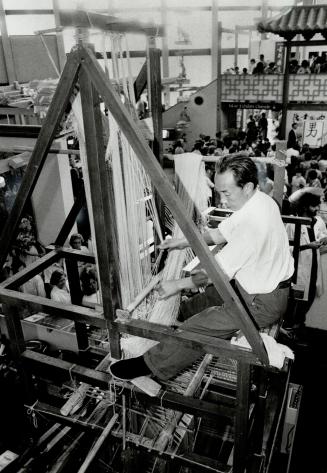 While Qin Zelun (above) feeds thread into loom