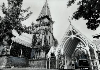 Entrance gates, chapel and lodge at the Necropolic were built in 1872