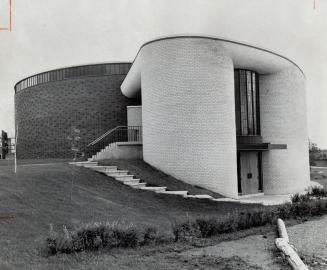Hilltop Chapel, Luxurious-looking split-level building