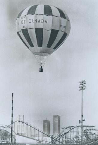 When the balloon goes up?, Owner Stan Sheldrake of Smithville lights a propane burner that forces hot air into his balloon as he takes it for a test f(...)