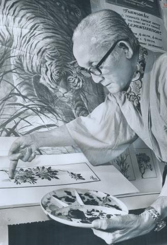 The quiet side of the ex, Johnson Lee, a finger-painter who has appeared on television shows 200 times, demonstrates his art every few hours in the ar(...)