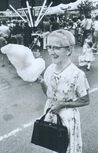 After visiting the Ex every year since 1913, CNE fan Elizabeth Perkins, 86, tried a candy floss for the first time this year and didn't like it. She s(...)