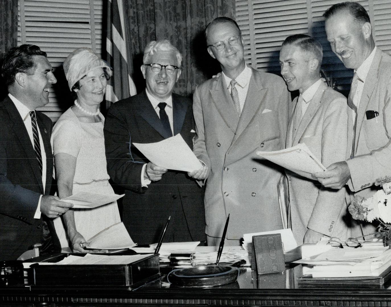 Moss park beams from summerville, Mrs. Newman, Mayor, Walker, Allen, Dennison