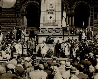 March to cenotaph at city hall-mayor places wreath, The photograph here shows impressive ceremony, to-day, when Canadian Daughters of the Empire march(...)