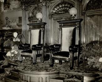 Chairs in crimson and gold for King and Queen at city hall, When the father and mother of King George VI visited Toronto in 1901, they were seated at (...)