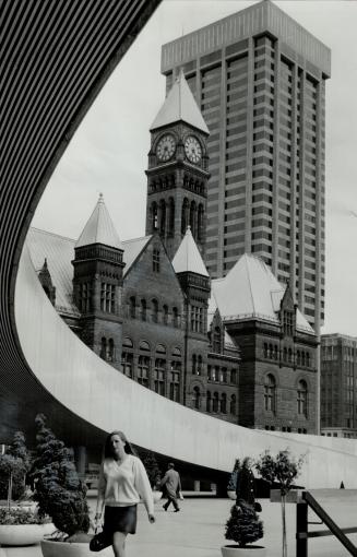1969, William's son Norman photographed the old hall with an arch of Nathan Phillips Square in the foreground and the Simpson Tower at rear. The Star (...)