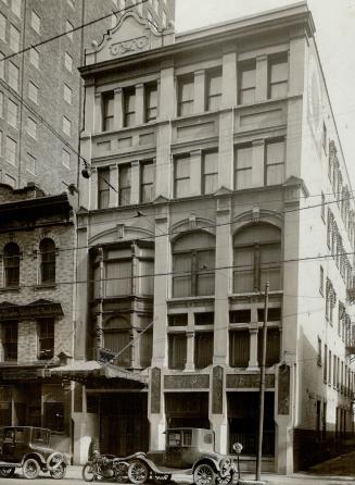 University Club secure option, Above is a photograph of the defunct city club, located at 9 Adelaide street east, upon which an option has been secure(...)