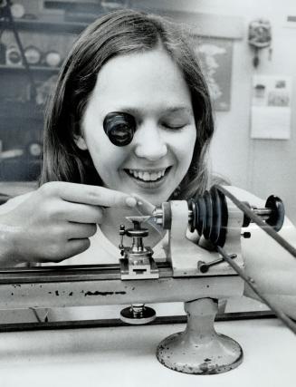 Watchmaking runs in the family, Eighteen-year-old Ruth Grant of Pembroke, the first girl enrolled in watchmaking at George Brown College, is following(...)