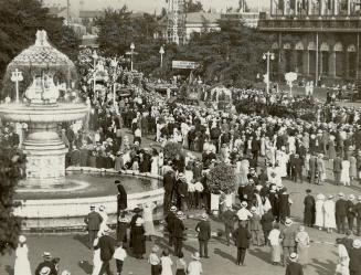 Meet me at the fountain has long been a familiar expression of CNE visitors even from the time when straw hats were popular as they were when this photo was taken