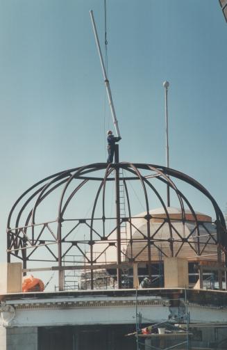 Crown for CNE Lady, Filippo Manganaro adjusts cables as the last section of the 11-metre-diameter east dome of the CNE Music Building is lowered into (...)