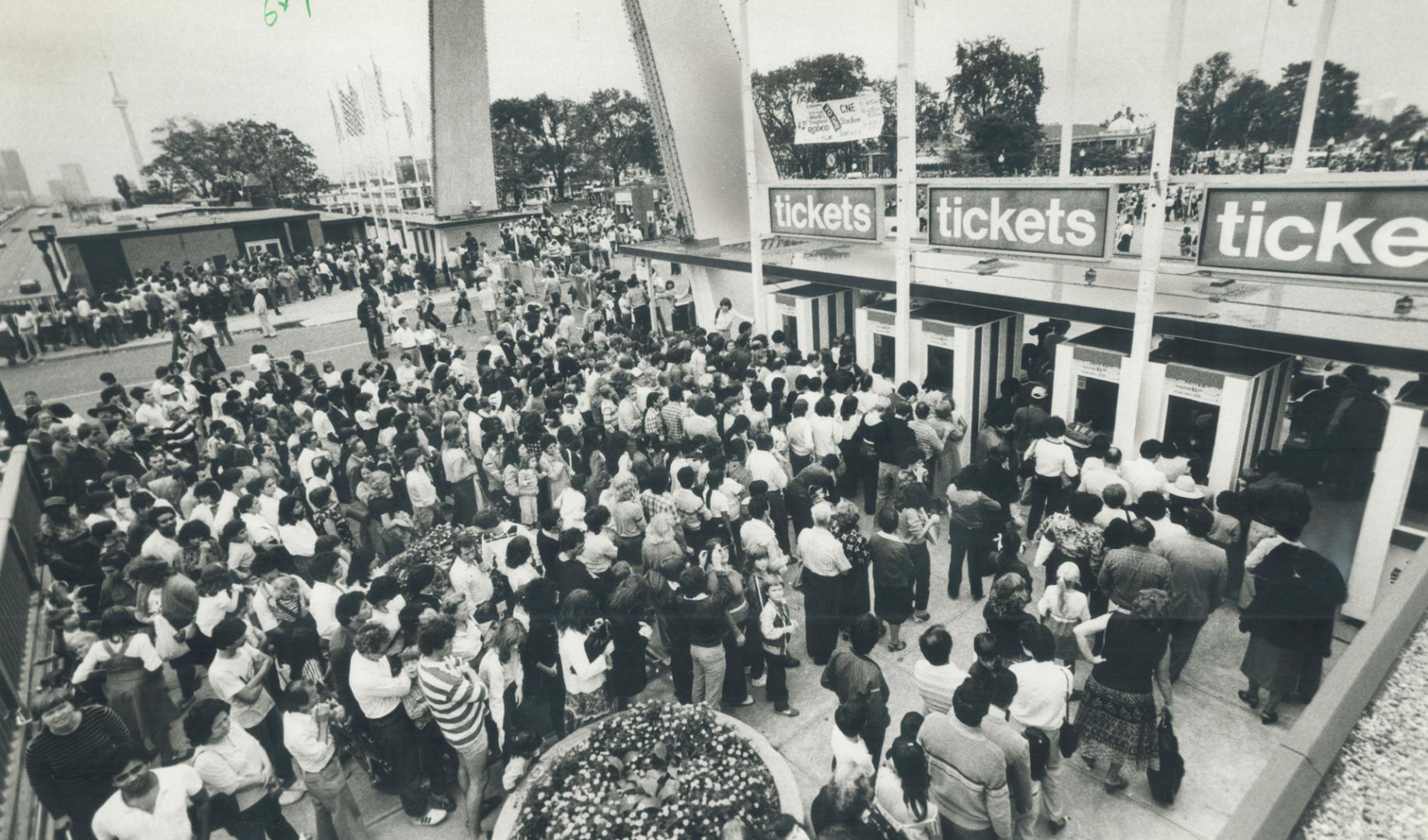 Thousands line up for Ex