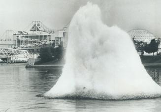 Ontario place is making waves, An old pile of rubble in Lake Ontario off Ontario Place went up with a big bang and a big splash yesterday. The rubble (...)