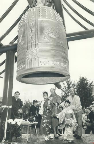 Goodwill rings out, Lieutenant-Governor Pauline McGibbon rings 1,500-pound bell at Ontario Place, a gift to Ontario by citizens of Japanese descent. T(...)