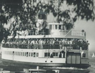 The S.S. Sam McBride and its fellow ferries started carrying festival fans across Toronto harbor before 10 in the morning to attend the instrumental w(...)