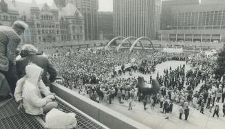 Estonians rally in Plea for world support, Thousand of Estonians take part in rally in Nathan Phillips Square Saturday to emphasize their call for the(...)