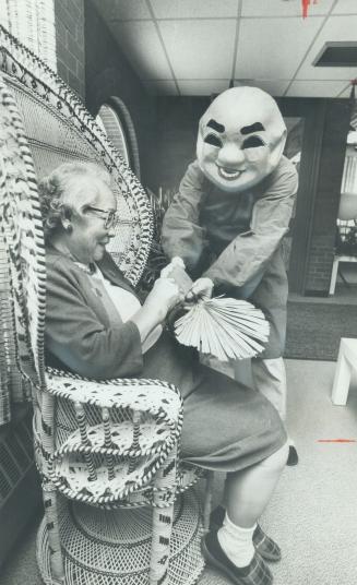 The Clown who accompanies the dragon on his journey visits Daisy Chin, a resident of the Mon Sheong Home for the Elderly. She buys her good luck for t(...)