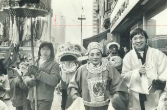 Chinese welcome the year of the Hare, A lion dancer and other Chinese-speaking residents of Metro parade at Dundas and Bay Sts. Saturday, celebrating (...)