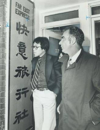 Worried shopkeepers in Chinatown, where bomb blast killed a cook and robbers stole $2,500 from a travel agency, say they fear a gang of extortionists (...)