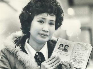 A Vietnamese mother, 35-year-old Lang Lam, came to Toronto in 1972 with her two sons listed on her passport but left her two daughters with relatives (...)