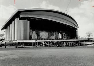 When the Smothers Brothers stepped onto the Grandstand stage at the Ex last night, they were working one of the biggest, toughest spots in show busine(...)