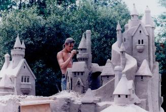 Giant sandsculpture making